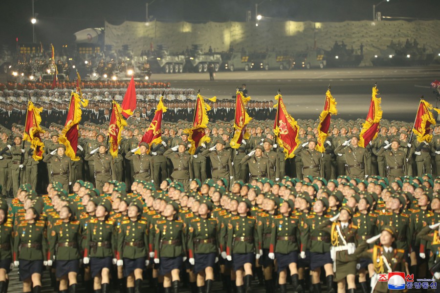 28-조선인민군창건 90돐경축 열병식